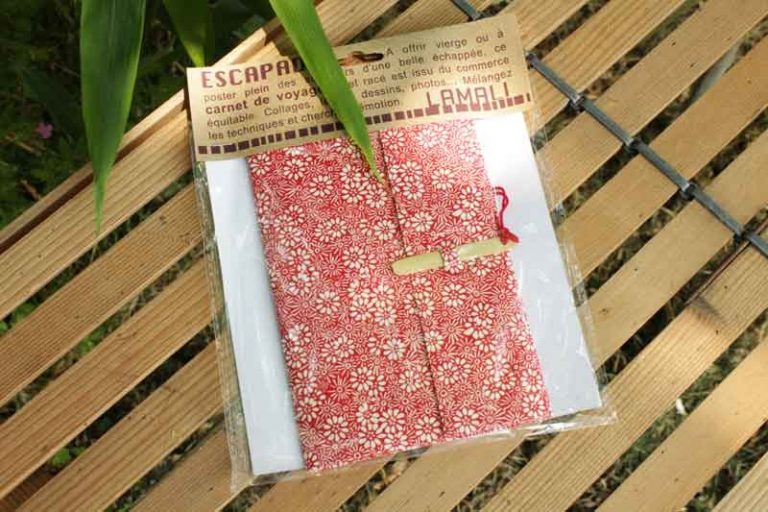 Carnet de voyage ESCAPADE Bambou. Fleurs rouge/ Blanc.Papier Lokta. NEPAL. Lamali.