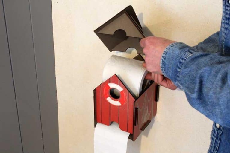 Porte- rouleau de papier toilette "Maison de pêcheur" en bois recyclé: facile de changer le rouleau!