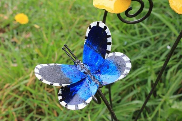 Tuteur Papillon. Métal recyclé peint. Zimbabwe.