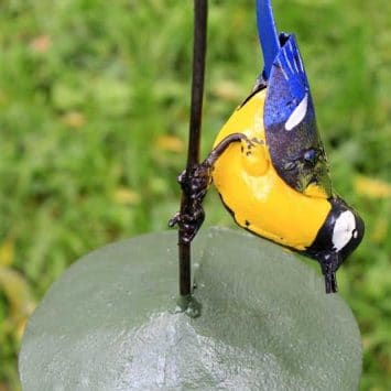 Mangeoire pour les oiseaux avec chardonneret élégant aux ailes déployées -  métal recyclé