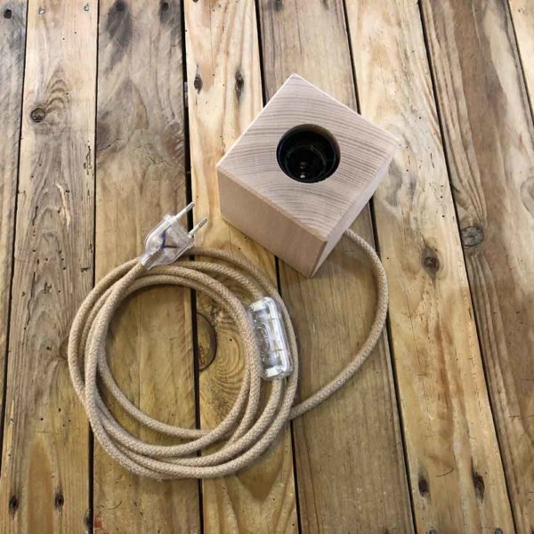 Pied de lampe cube en bois naturel. Douille E27.