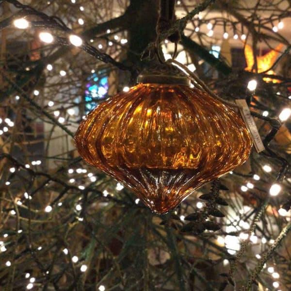 Grande boule en verre recyclé couleur ambre. Déco de Noël, Nkuku.